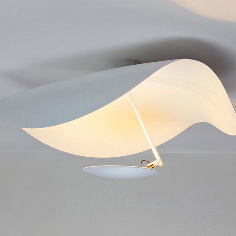Lampa sufitowa LED z motywem złotego liścia, idealna do salonu i sypialni.