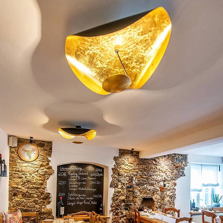 Lampa sufitowa złota LED, liść design, elegancka dekoracja salonu.