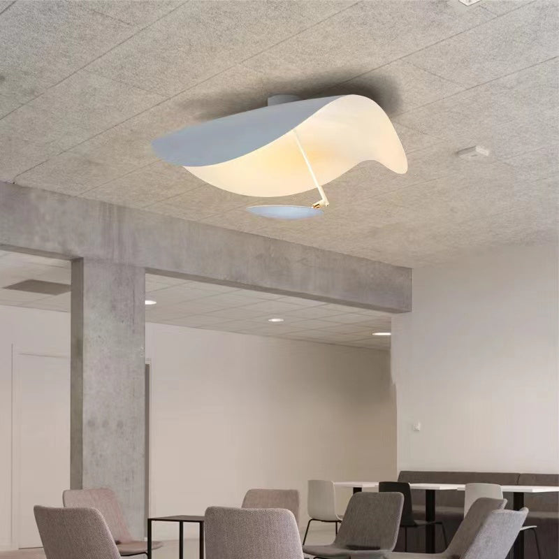 Nowoczesna lampa sufitowa LED liść, energooszczędne oświetlenie wnętrz.