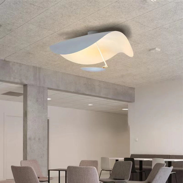 Nowoczesna lampa sufitowa LED liść, energooszczędne oświetlenie wnętrz.