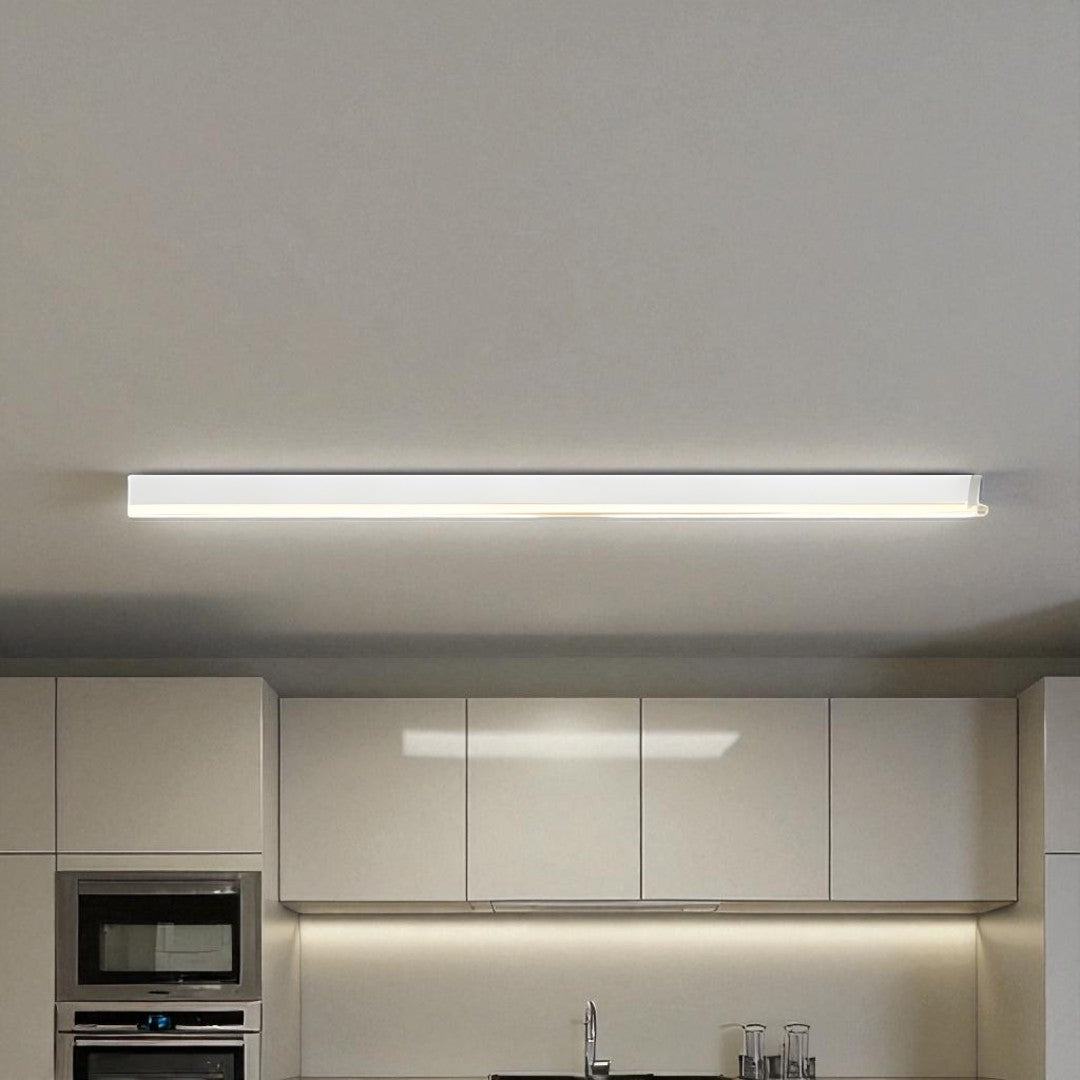 Złota designerska lampa sufitowa LED. Stylowe i energooszczędne oświetlenie do biura.