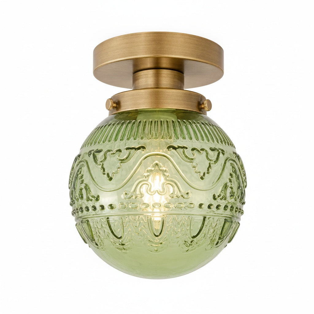 Lampa sufitowa vintage z grawerowanym szklanym kloszem kulowym. Idealna do wnętrz retro.