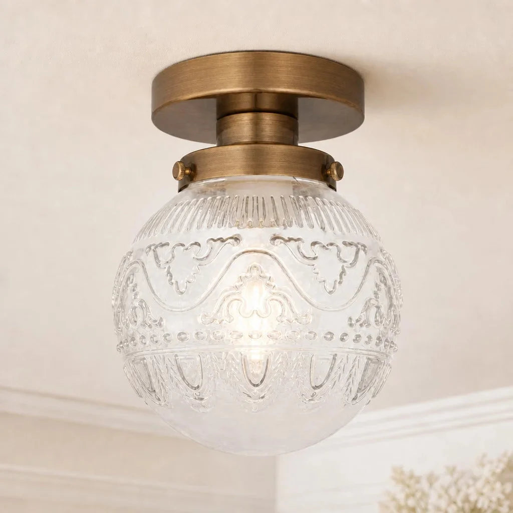 Grawerowana lampa sufitowa kula, vintage. Idealna do wnętrz szukających retro akcentów.
