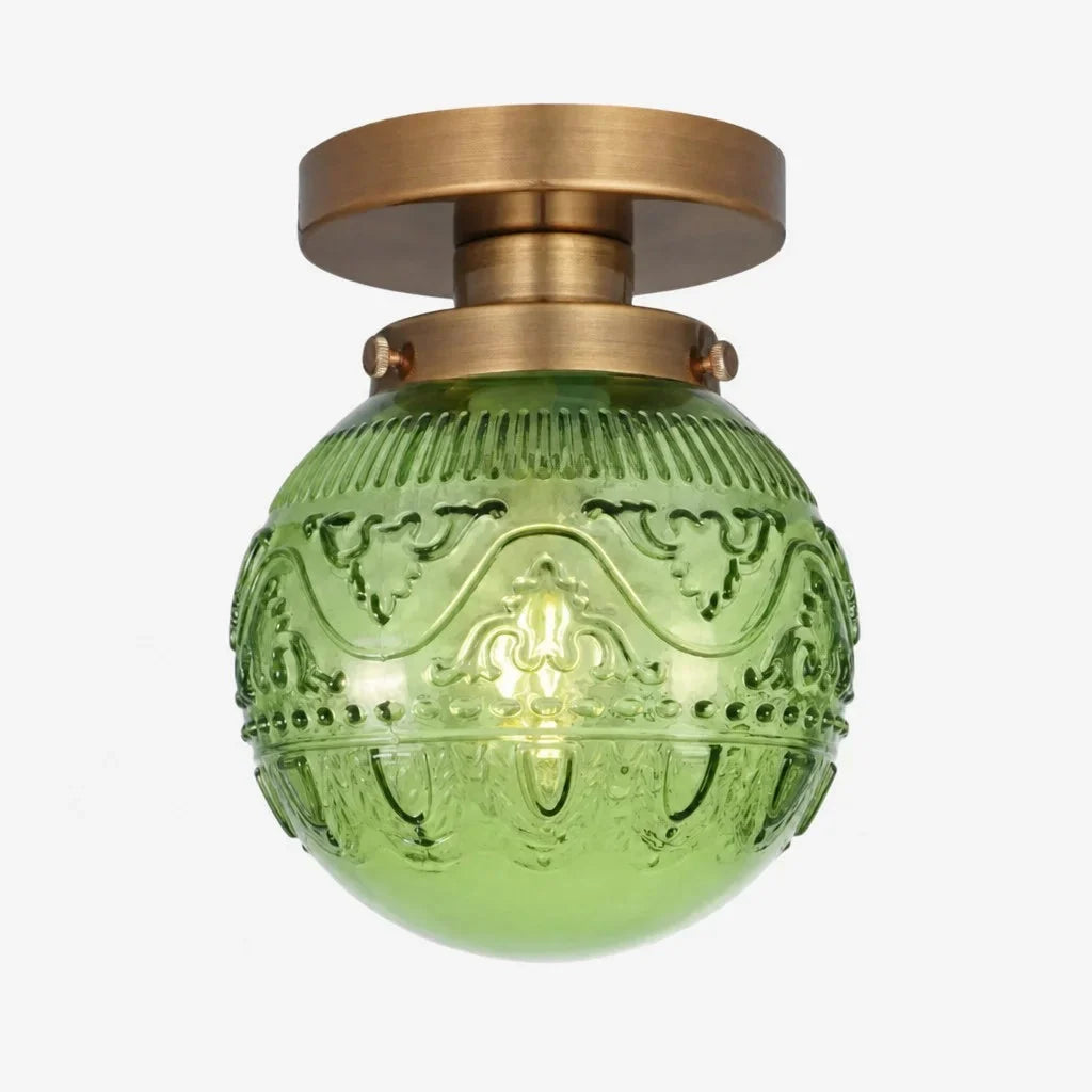 Dekoracyjna lampa sufitowa retro z grawerowaną szklaną kulą. Oświetlenie w stylu vintage.
