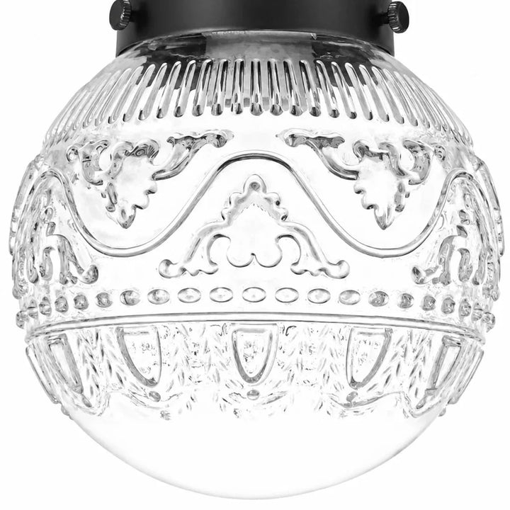 Lampa sufitowa vintage o ciepłym świetle. Grawerowany szklany klosz kula. Tworzy przytulną atmosferę.