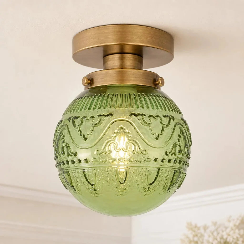 Mosiężna lampa sufitowa retro. Dekoracyjna szklana kula z grawerowanym wzorem. Oświetlenie vintage.