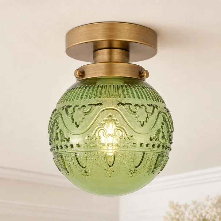 Mosiężna lampa sufitowa retro. Dekoracyjna szklana kula z grawerowanym wzorem. Oświetlenie vintage.