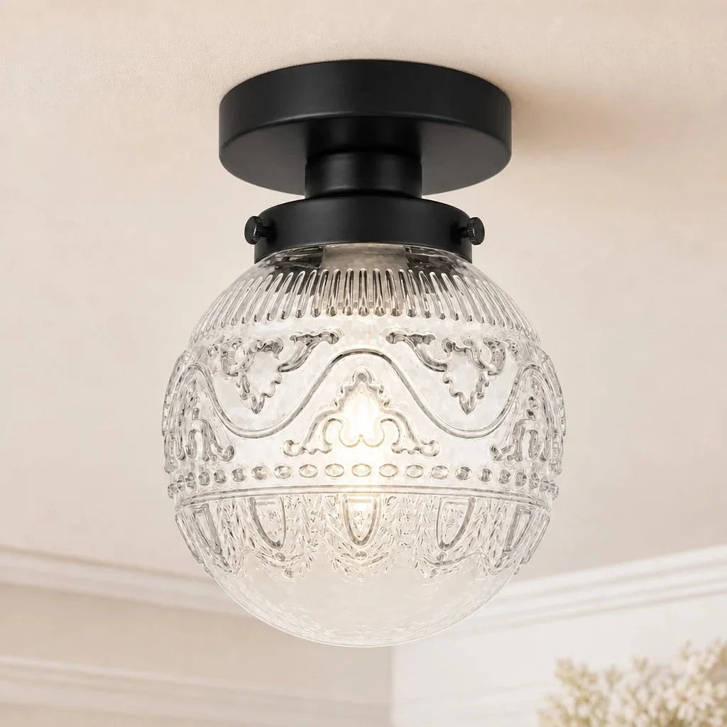 Elegancka lampa sufitowa vintage, grawerowany klosz kulowy. Stylowe oświetlenie do wnętrz.