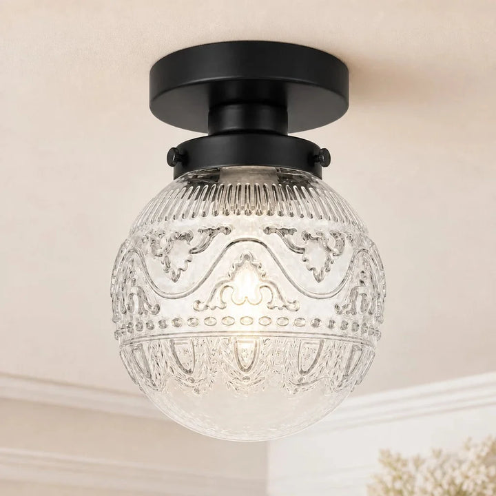 Elegancka lampa sufitowa vintage, grawerowany klosz kulowy. Stylowe oświetlenie do wnętrz.