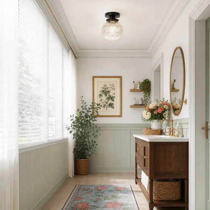 Lampa sufitowa vintage/retro. Grawerowany szklany klosz kula. Mosiężne akcenty. Dekoracyjne oświetlenie.