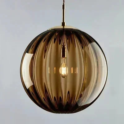 Art Deco lampa wisząca z kulistym kloszem ze szkła. Złota podstawa. Stworzona dla jadalni i salonu.