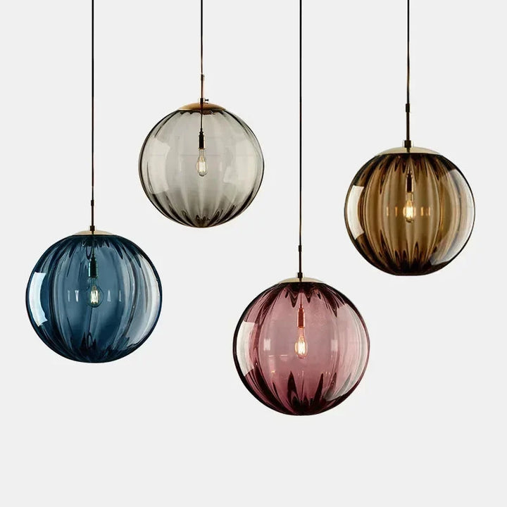 Nowoczesna lampa wisząca Art Deco. Złota lampa ze szklanym kloszem kula. Oświetlenie do salonu.