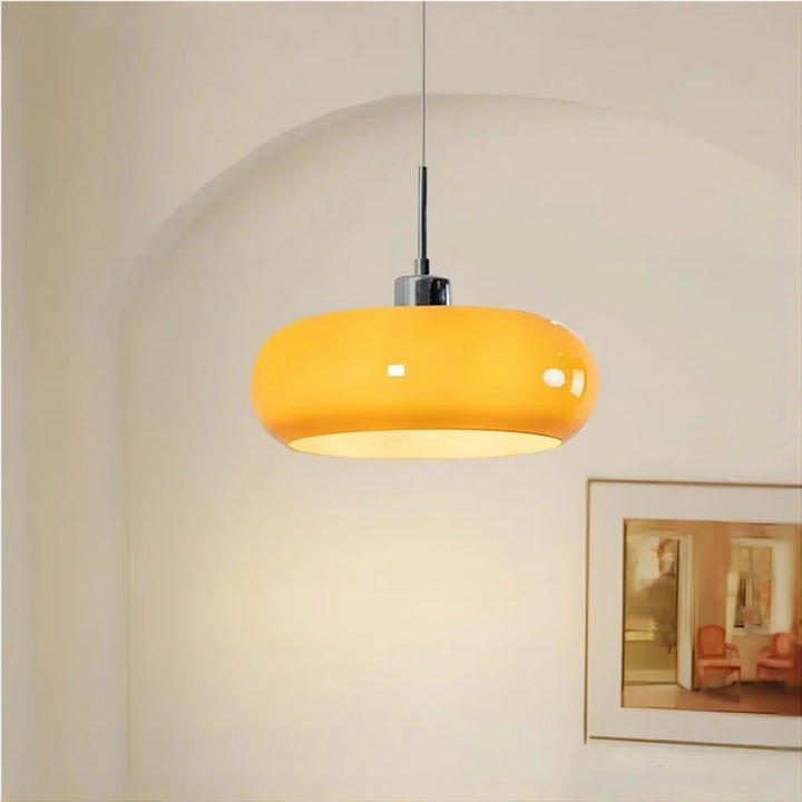 Nowoczesna lampa wisząca z nutą retro, szklany klosz Bauhaus, oświetlenie design.