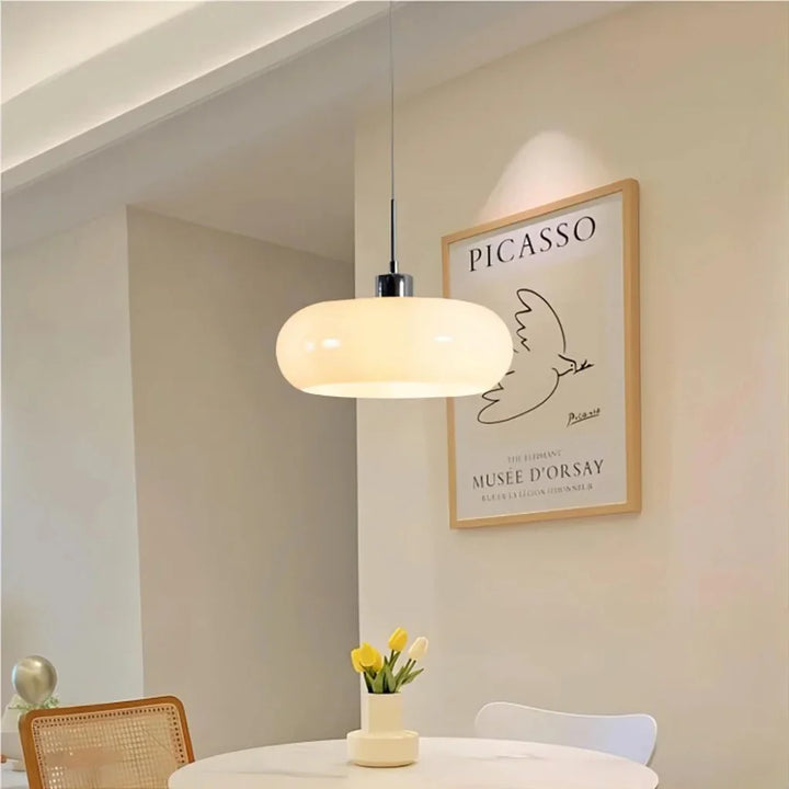 Minimalistyczna lampa wisząca Bauhaus, szklany klosz, oświetlenie wnętrz retro.