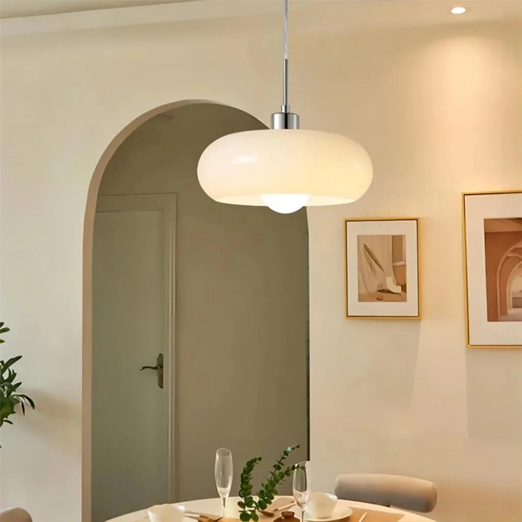 Oświetlenie lampy wiszącej Bauhaus, szklany klosz rozpraszający światło, design retro.