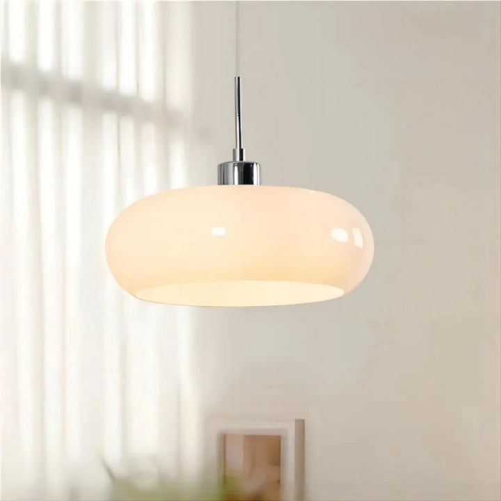 Lampa wisząca Bauhaus w aranżacji wnętrz retro, szklany klosz, oświetlenie do sypialni.
