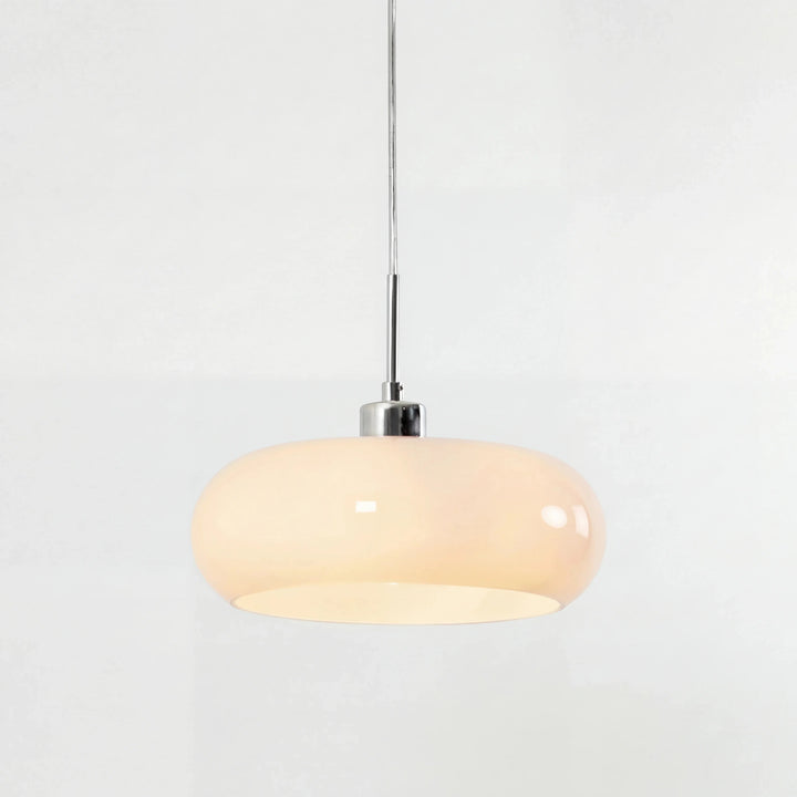 Detal mocowania lampy wiszącej Bauhaus, szklany klosz, retro oświetlenie design.