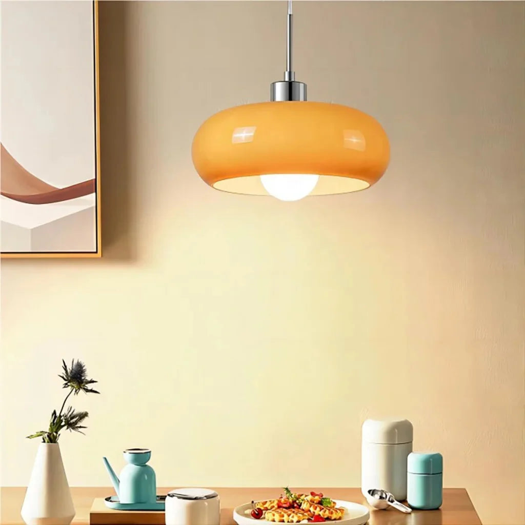 Pojedyncza lampa wisząca Bauhaus, szklany klosz, eleganckie oświetlenie retro.