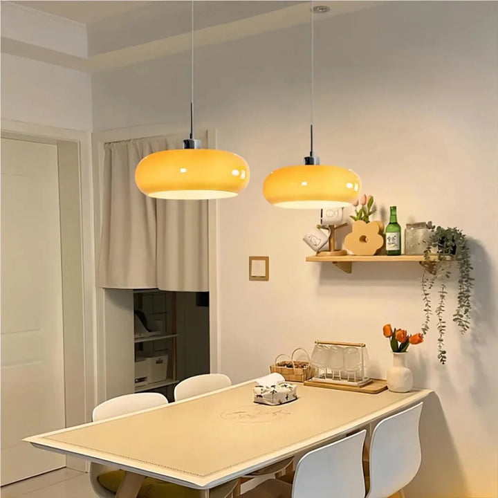 Retro lampa wisząca ze szklanym kloszem, oświetlenie wnętrz w stylu Bauhaus.