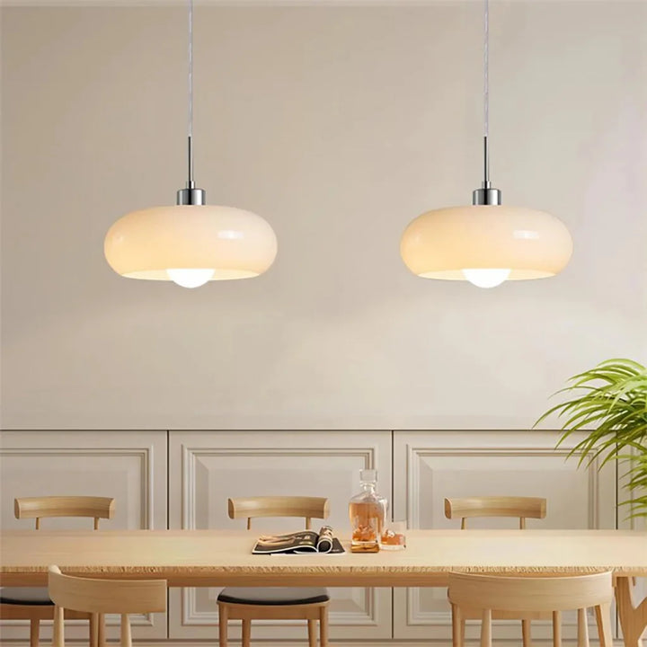 Detal szklanego klosza lampy wiszącej Bauhaus, unikalne oświetlenie design.