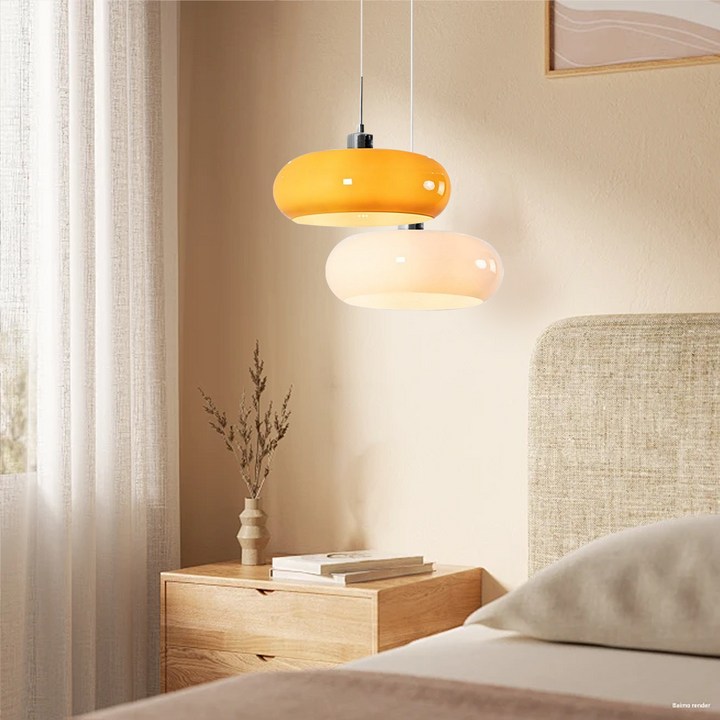 Subtelna lampa wisząca Bauhaus do sypialni, szklany klosz, design retro.