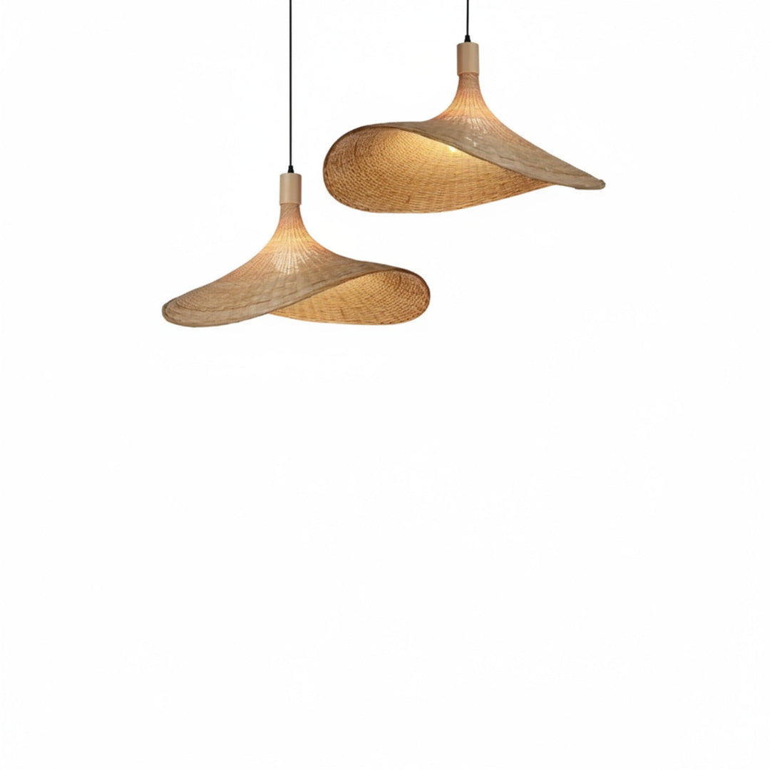 Rattanowa lampa wisząca boho z falistym kloszem, idealna do salonu. Naturalne oświetlenie rękodzieło.