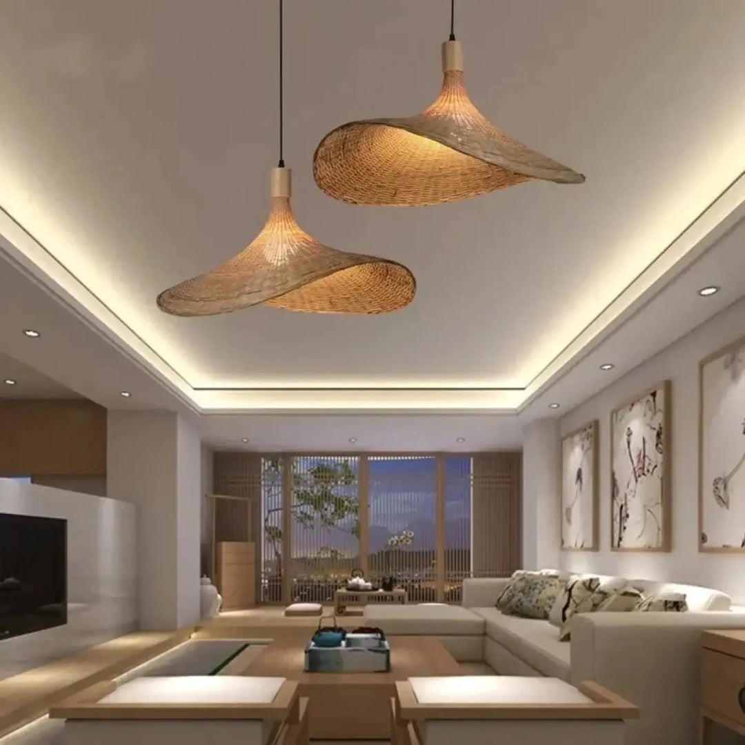 Elegancka lampa wisząca rattanowa w stylu boho-skandynawskim do sypialni. Naturalny falisty klosz.