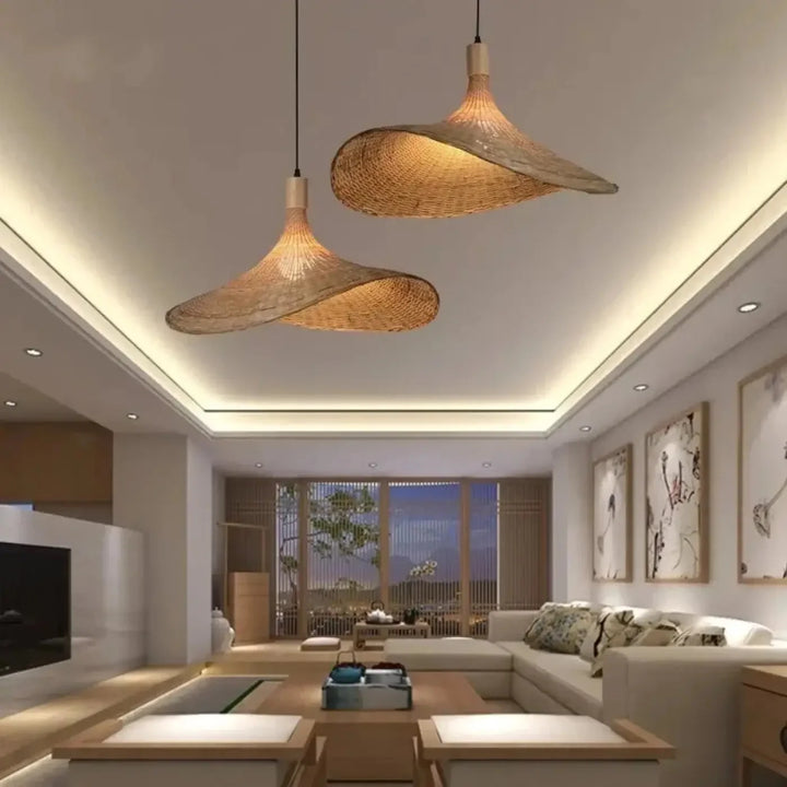 Elegancka lampa wisząca rattanowa w stylu boho-skandynawskim do sypialni. Naturalny falisty klosz.