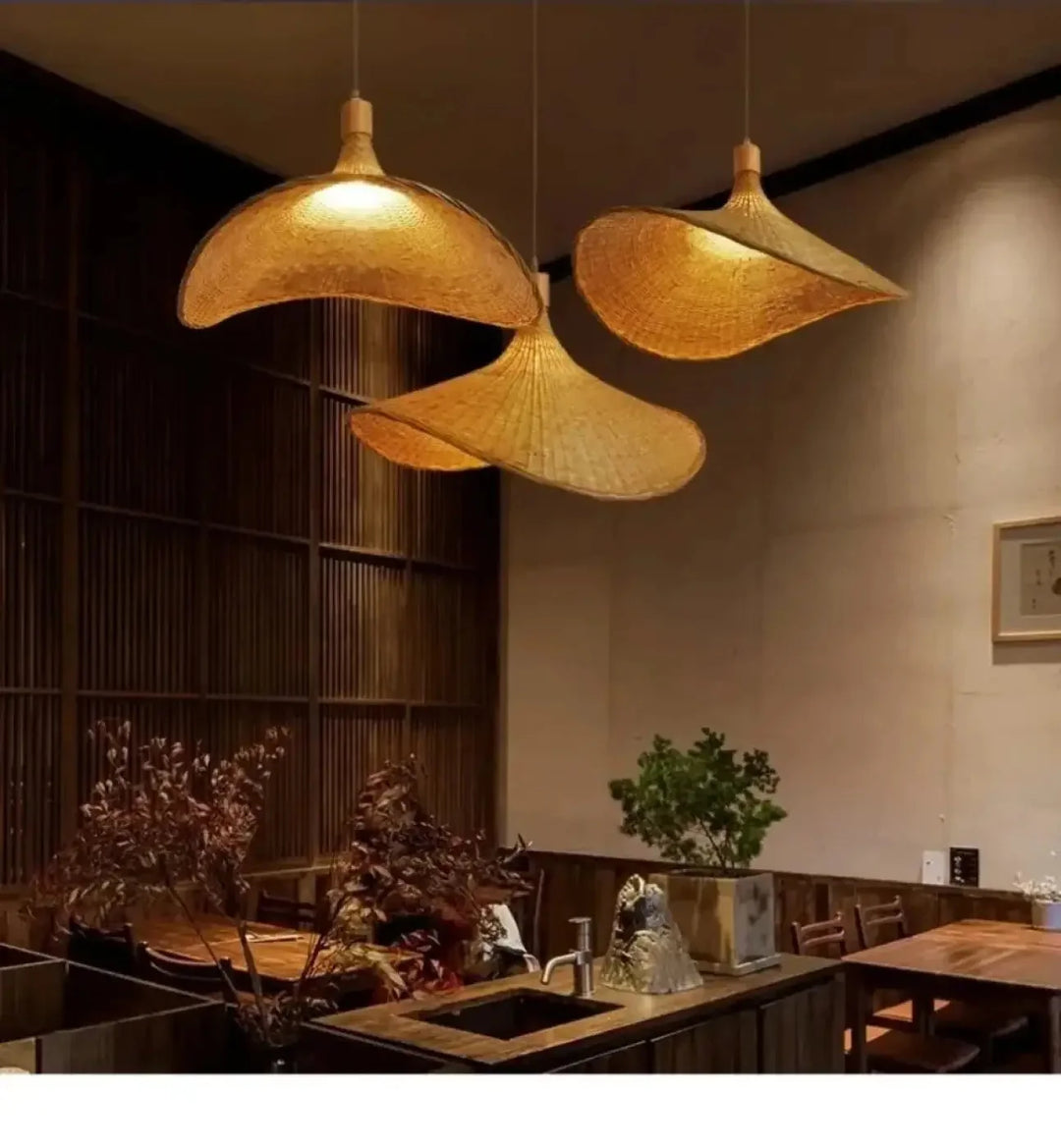 Dekoracyjna lampa sufitowa z rattanu, rękodzieło. Falista forma, styl boho/zen do jadalni.