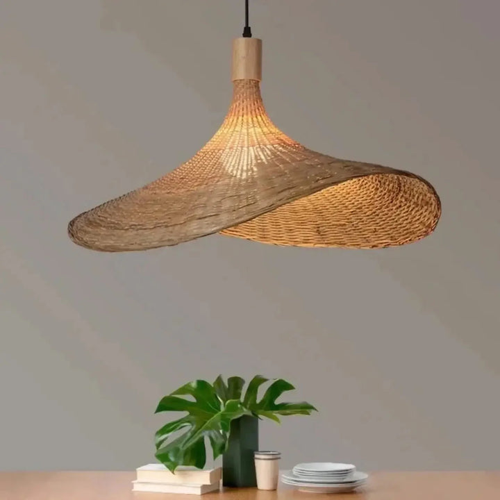 Oświetlenie boho: naturalna lampa wisząca z rattanu z falistym kloszem. Stworzy ciepły nastrój w salonie.