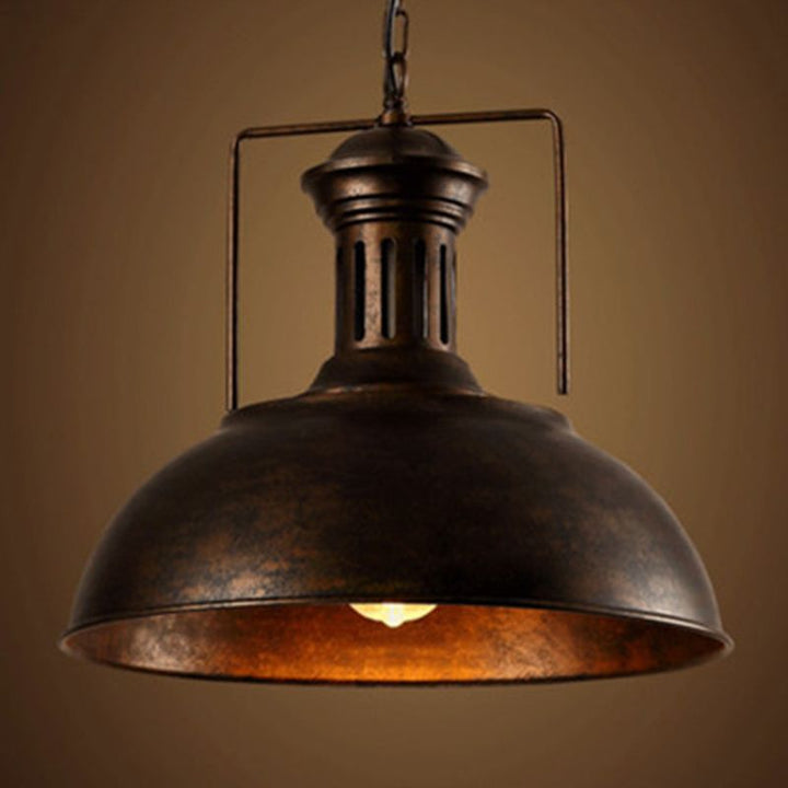 Metalowa lampa wisząca w stylu retro/loft, czarny klosz kopułowy, doskonała do kuchni i jadalni.