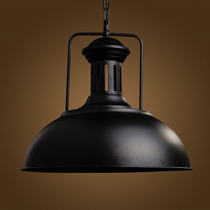 Lampa wisząca industrialna czarna z metalowym kloszem, oświetlenie do kuchni w stylu loft.