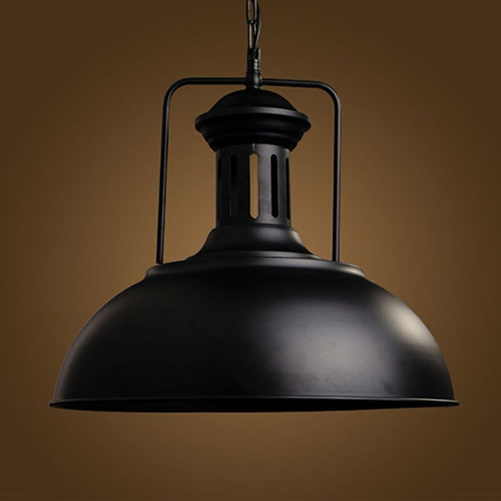 Lampa wisząca industrialna czarna z metalowym kloszem, oświetlenie do kuchni w stylu loft.