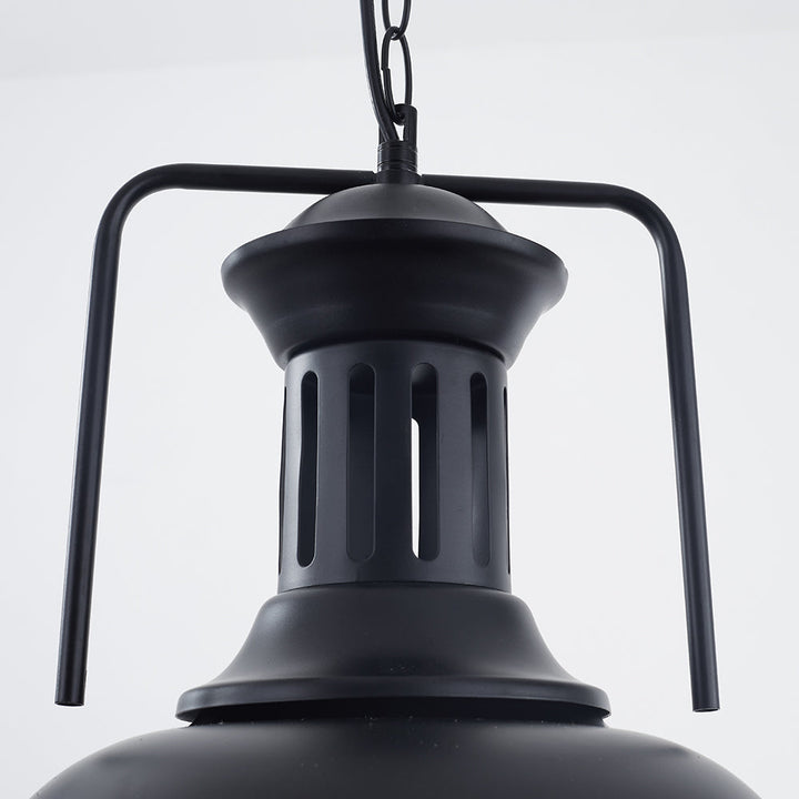 Lampa industrialna wisząca typu kopuła, czarny metalowy klosz, pasuje do loftu i jadalni.