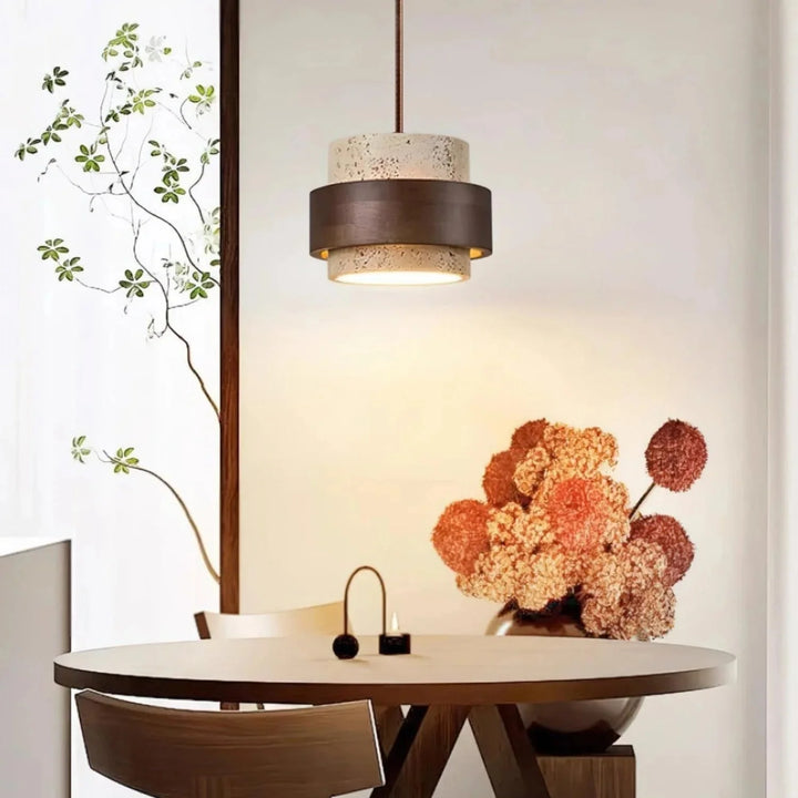Lampa wisząca cylindryczna, styl Japandi. Kamienny klosz, drewno. Naturalne oświetlenie sufitowe.