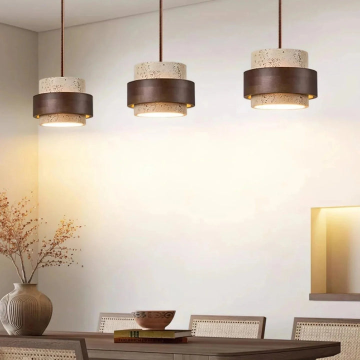 Wisząca lampa Japandi z kamiennym kloszem. Drewniane detale, cylindryczny kształt. Ciepłe światło.
