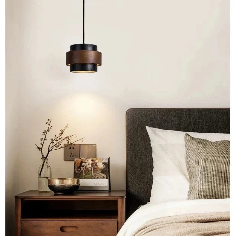 Oświetlenie wiszące Japandi. Kamienny klosz cylindryczny, drewno. Naturalny design do wnętrz.