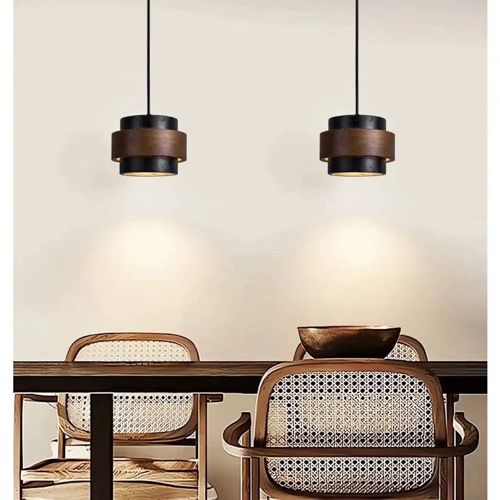 Lampa wisząca z kamienia i drewna w stylu Japandi. Cylindryczny kształt, minimalistyczne oświetlenie.