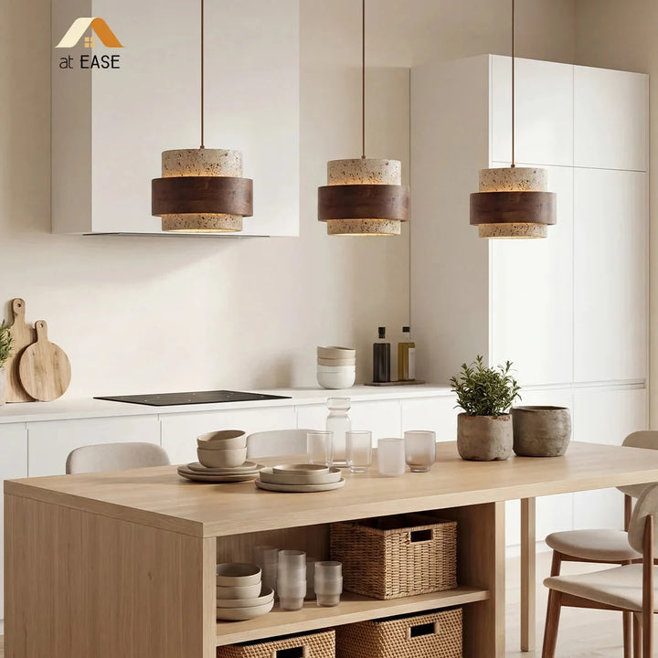 Organiczna lampa wisząca Japandi. Kamienny klosz, drewniane akcenty. Cylindryczny design do wnętrz.