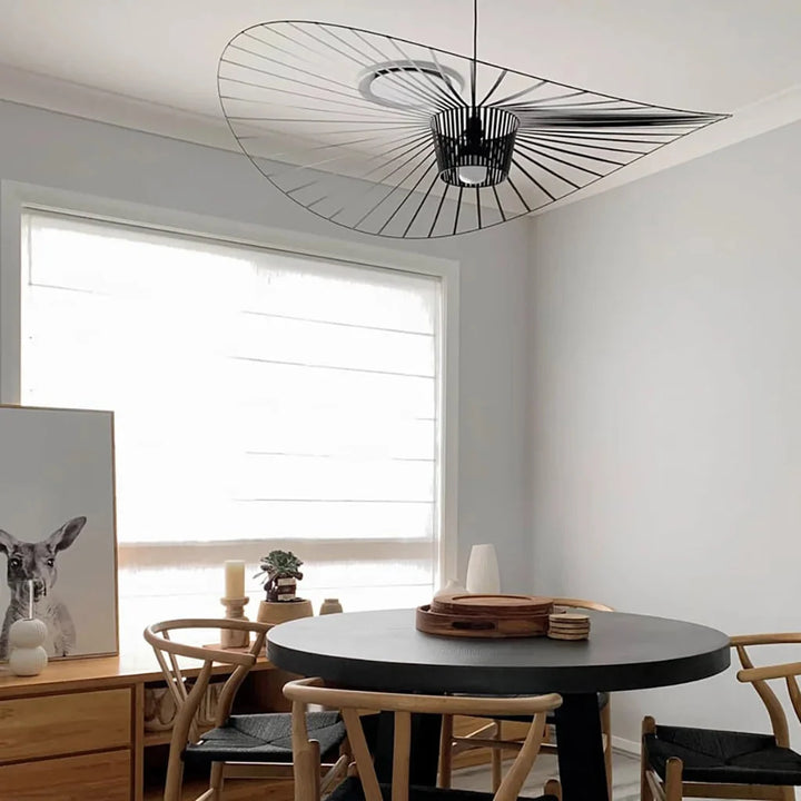 Lampa LED wisząca, design kapeluszowy, czarna, do kuchni i salonu.