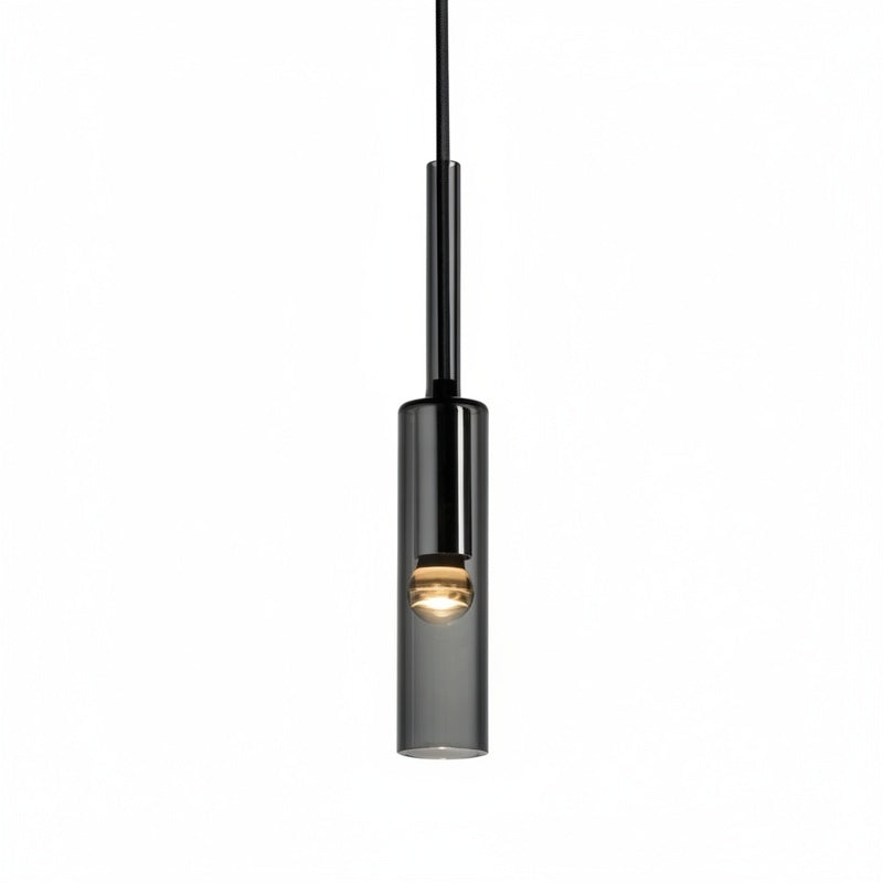 Minimalistyczna lampa wisząca z cylindrycznym kloszem ze szkła, idealna do nowoczesnego salonu.