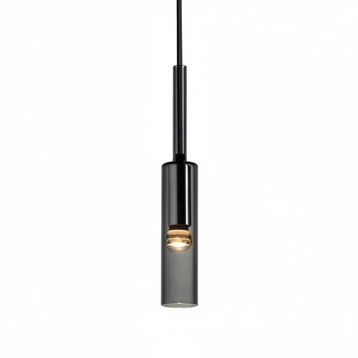 Minimalistyczna lampa wisząca z cylindrycznym kloszem ze szkła, idealna do nowoczesnego salonu.