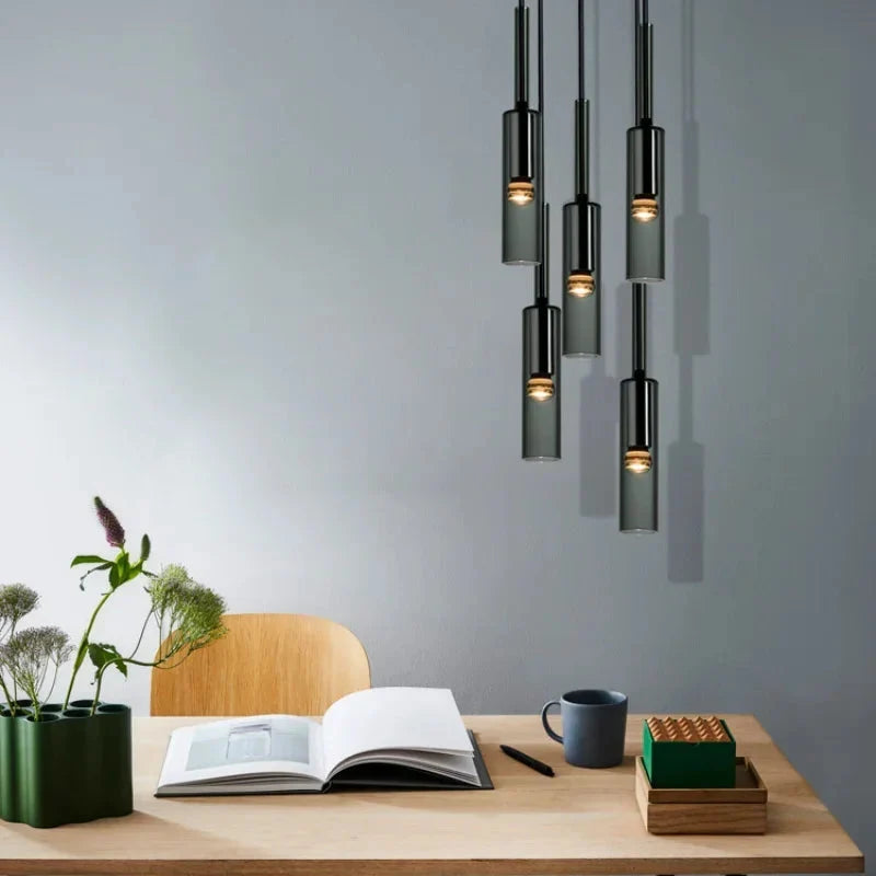 Elegancka lampa wisząca minimalistyczna, cylindryczny klosz szklany, doskonała do salonu, sypialni.