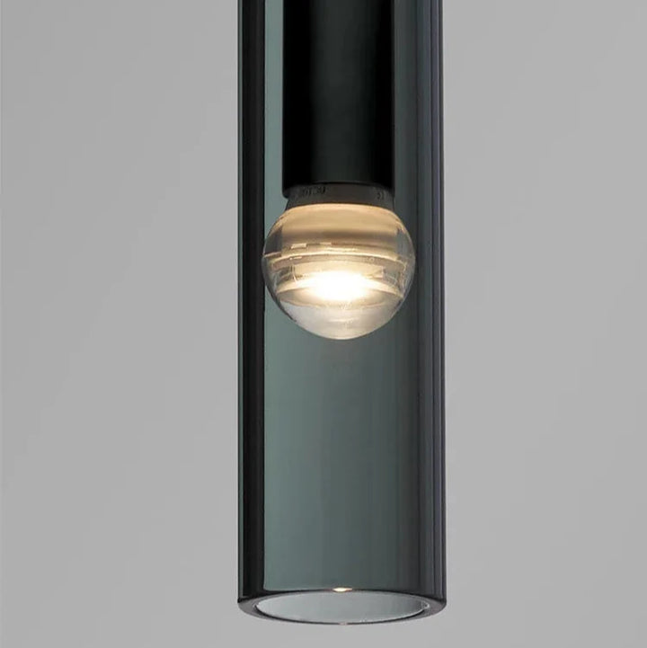 Minimalistyczna lampa wisząca LED, cylindryczny szklany klosz. Nowoczesne oświetlenie do salonu lub sypialni.