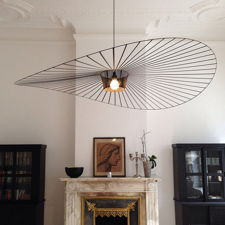 Designerska lampa sufitowa z czarnym drucianym kloszem. Asymetryczna forma, ciepłe światło do sypialni.