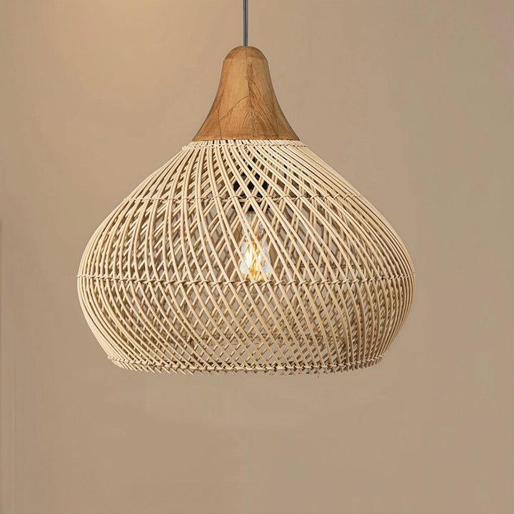 Lampa wisząca rattanowa z drewnem, daje rozproszone światło. Idealna do stworzenia atmosfery boho/japandi w domu.
