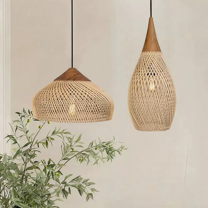 Naturalna lampa wisząca z rattanu i drewna w stylu boho/japandi. Oświetlenie do jadalni lub salonu.