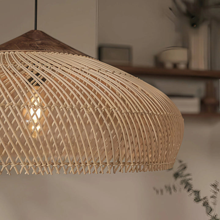 Nowoczesna lampa wisząca rattanowa z drewnianym akcentem. Plecionka naturalna, idealna do wnętrz boho i japandi.
