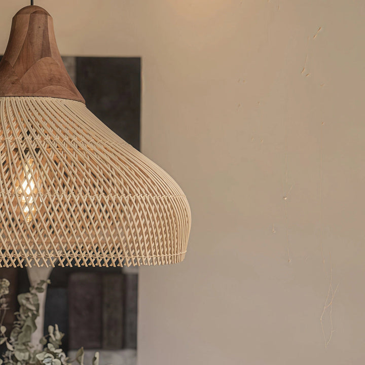 Prosta lampa wisząca z naturalnego rattanu i drewna. Stylowe oświetlenie do wnętrz boho, skandynawskich.