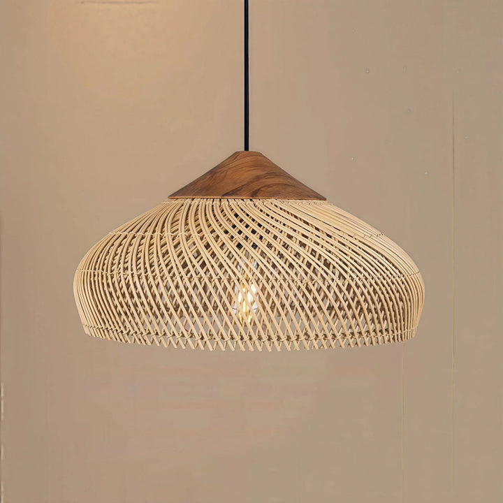 Ręcznie pleciona lampa wisząca z rattanu z drewnem. Modne oświetlenie w stylu naturalnym, boho, skandynawskim.